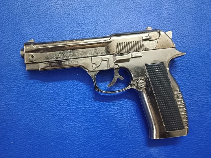 पुलिस ने जब्त किया नकली पिस्टल - Dainik Bhaskar