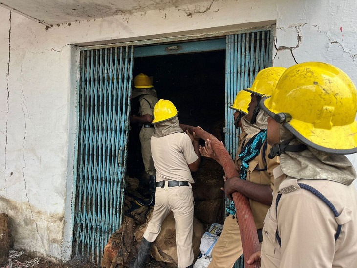 आग बुझाने काम करते दमकल कर्मी