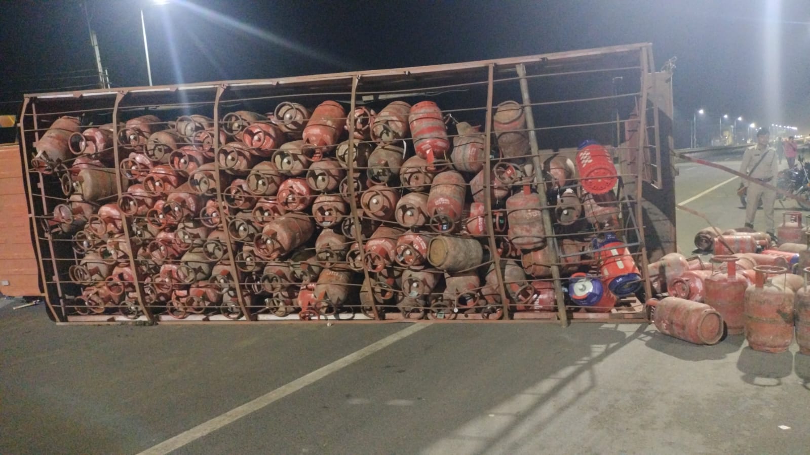 A truck loaded with gas cylinders overturned on the national highway