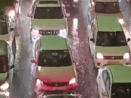 It rained heavily in Delhi-NCR on Tuesday. There was a traffic jam on the main roads.