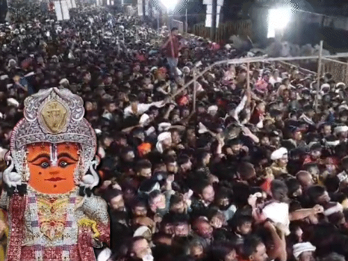 दंदरौआ धाम में लगातार पहुंच रहे भक्त, अब तक 3 लाख से ज्यादा लोग दर्शन कर चुके हैं - Dainik Bhaskar