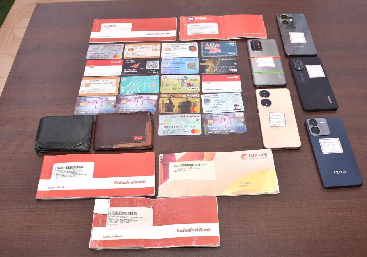 आरोपियों के पास से सामान बरामद किया है।