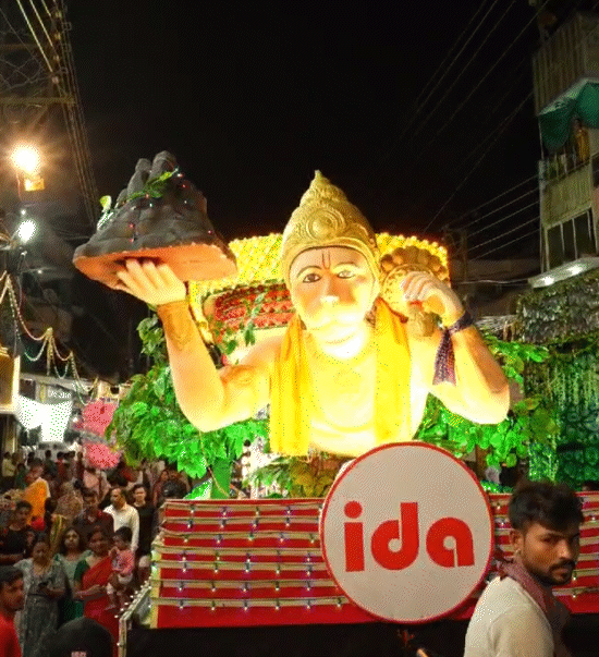 इंदौर विकास प्राधिकरण (आईडीए) की झांकी का यह 27वां साल था। इसमें शहर में चल रही योजनाओं के अलावा राम भक्त हनुमान की भक्ति समेत अन्य झांकी दिखाई गई।