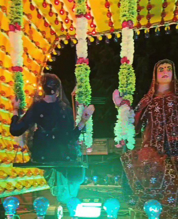 कल्याण मिल की झांकी का ये 95वां साल था। इसमें मां कालका को रक्तबीज राक्षस का वध करते हुए दिखाया है। इसके अलावा एक अन्य झांकी में बच्चे भाईचारा का संदेश दे रहे हैं।