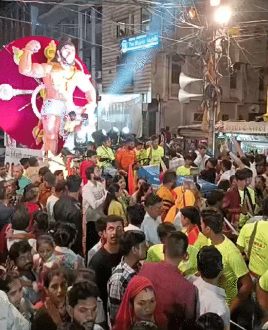 महावीर व्यायाशाला की झांकी में भगवान हनुमान को वीर योद्धा के रूप में दिखाया गया है। उनकी झांकी के साथ हनुमान चालीसा और जय-जय-जय बजरंगबली जैसे भजन बजाए जा रहे थे।