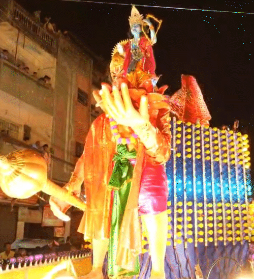 मालवा मिल की झांकी का यह 90वां साल है। कुल तीन झांकियों में से पहली राष्ट्रीय एकता, भगवान श्रीकृष्ण का बाल स्वरूप और तीसरी झांकी में सीताराम का स्वयंवर दिखाया गया।