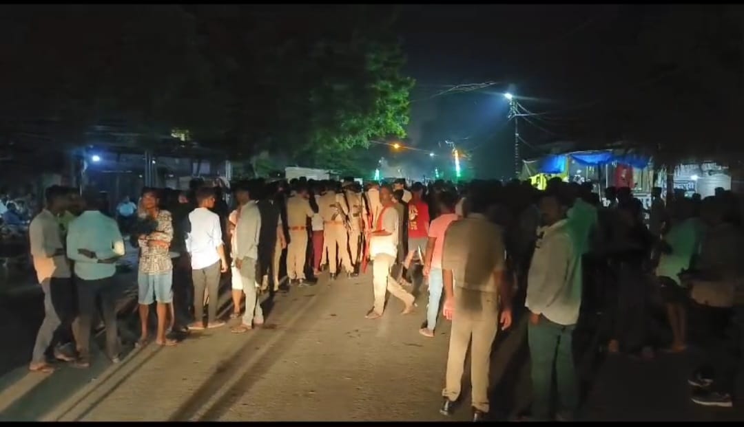 आजमगढ़ के अतरौलिया में घायल की मौत के बाद आक्रोशित लोगों ने सड़क जामकर किया प्रदर्शन।