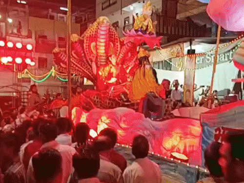 श्री शास्त्री कॉर्नर नवयुवक मंडल की झांकी में भगवान विष्णु का वराह अवतार दिखा। साथ ही भगवान विष्णु को शेषनाग पर बैठा दिखाया। उनकी नाभि से निकले कमल पर भगवान ब्रह्मा विराजित दिखे।