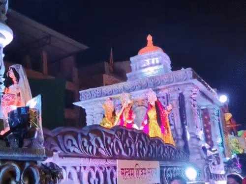 सबसे पुरानी हुकुमचंद मिल की झांकी का यह 101वां साल था। इसकी तीन झांकियों में सत्यम शिवम सुंदरम गीत, भगवान श्री कृष्ण का जन्म और श्रीकृष्ण-इंद्र के बीच हुए युद्ध को दिखाया गया।