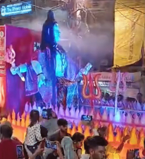 75 साल से अनंत चतुर्दशी की झांकी में शामिल हो रहे होप टेक्सटाइल्स की दो झांकियों में भगवान गणेश के मस्तक की स्थापना और शिव तांडव नृत्य को दिखाया गया था।