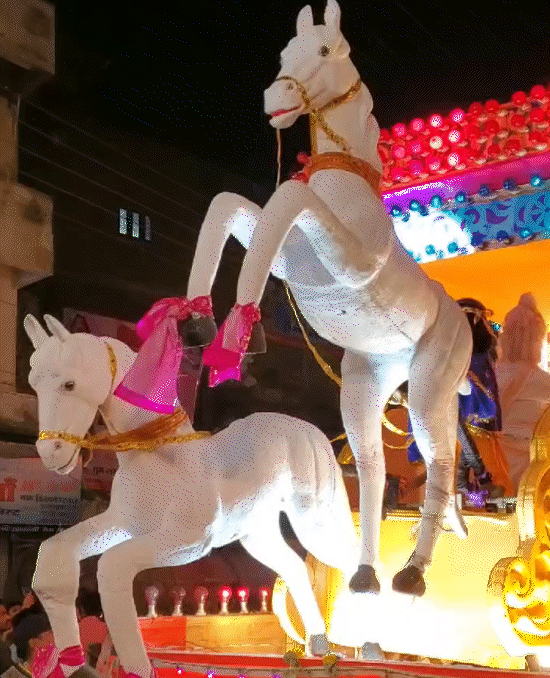 कला आकलन संस्था द्वारा झांकी में महाभारत का दृश्य बताया गया। इसमें भगवान श्रीकृष्ण महाभारत युद्ध में अर्जुन का रथ चलाते दिख रहे हैं और वे अर्जुन को गीता का उपदेश भी दे रहे हैं।
