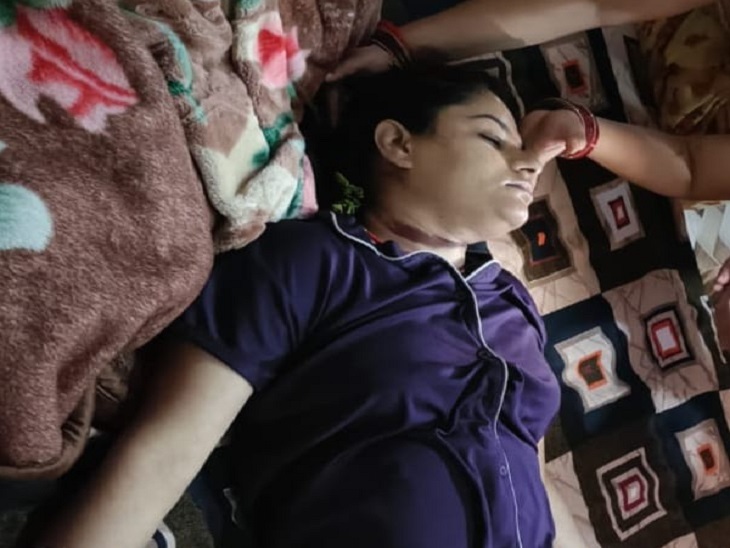 फांसी के फंदे से नीचे उतारने के बाद बिस्तर पर पड़ा शव।