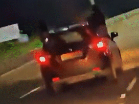 वीडियो में युवतियां कार की खिड़की से बाहर निकलकर झूमती नजर आ रही है।