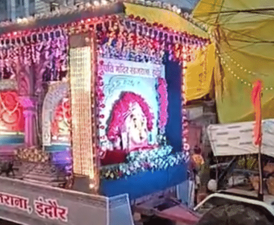 खजराना गणेश मंदिर की झांकी पर्यावरण की रक्षा और सौर ऊर्जा को बढ़ावा देने वाली थी। मंदिर की ओर से भगवान गणेश द्वारा शिव-पार्वती की परिक्रमा करते हुए भी झांकी भी बनाई गई थी।