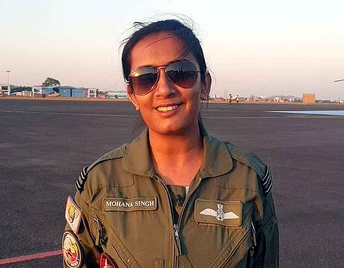 मोहना सिंह लगभग 8 साल पहले फाइटर स्क्वॉड्रन में शामिल होने वाली पहली महिला फाइटर पायलट बनी थीं।