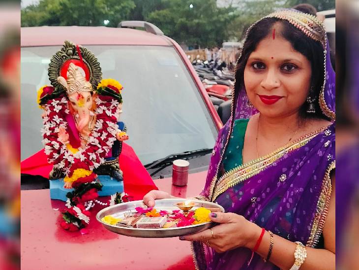 प्रथम पूज्य श्रीगणेश को विदाई देतीं महिला।