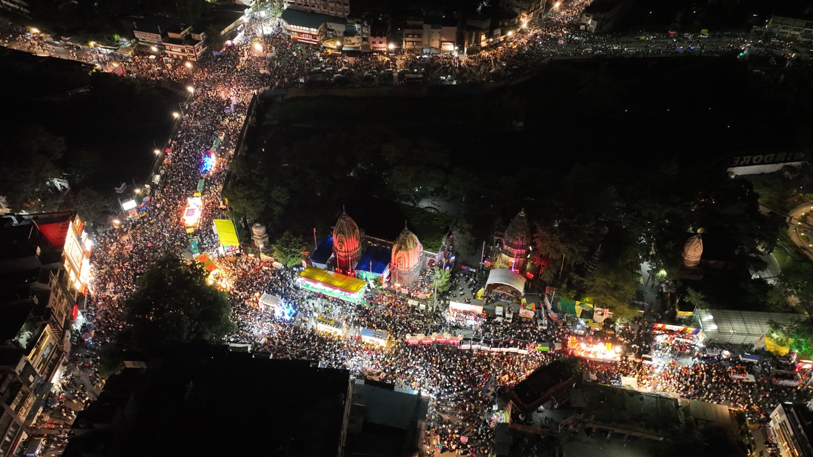 इंदौर में देर रात झांकियां जेल रोड से आगे बढ़कर छत्रियों की ओर पहुंची। इन्हें निहारने के लिए इंदौर सहित आसपास से 2 लाख से अधिक लोग जुटे थे।
