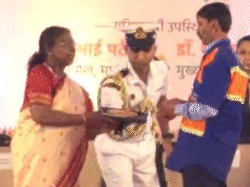 कार्यक्रम में उज्जैन के पांच सफाई मित्रों को सम्मानित किया गया।