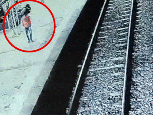 train arrived at valsad railway station the young man ran and jumped on the  track | सुसाइड का चौंकाने वाला सीसीटीवी: वलसाड रेलवे स्टेशन पर ट्रेन के आते  ही ट्रैक पर कूदा