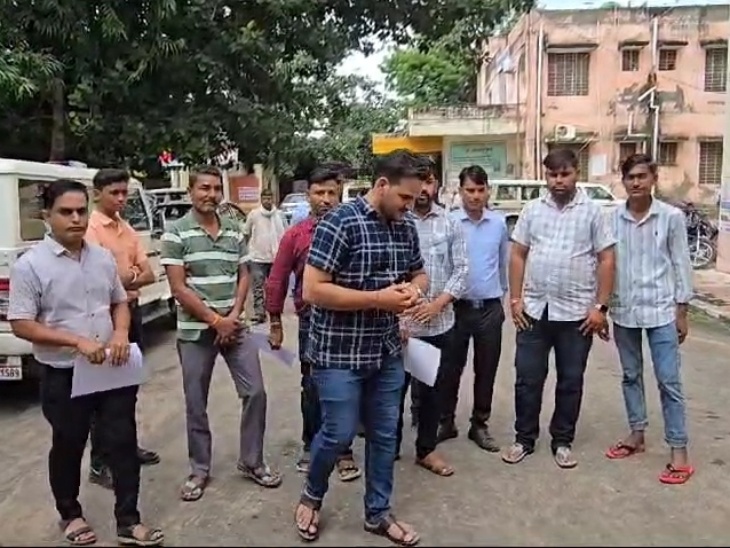 गवर्नमेंट पीजी कॉलेज करौली का नाम बदलने की मांग को लेकर युवाओं ने गुरुवार को मुख्यमंत्री के नाम जिला कलेक्टर को ज्ञापन सौंपा है। - Dainik Bhaskar