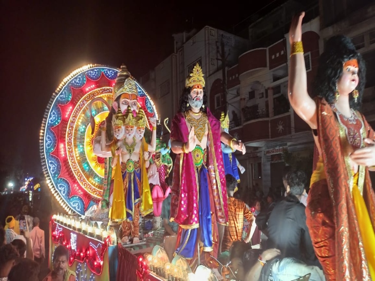 रायपुर में झांकियां सजाई जा रही हैं।