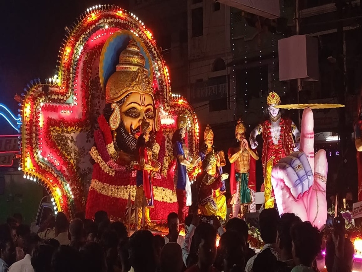 झांकियों में सजावट की जा रही।