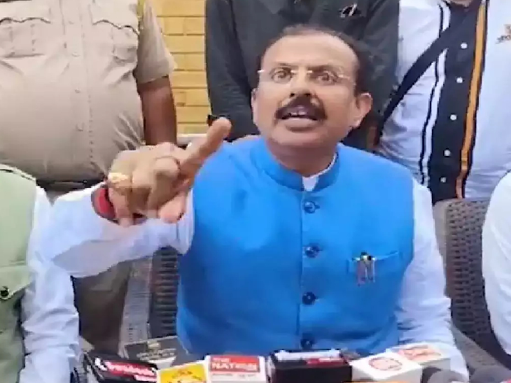 यूपी सरकार के मंत्री रघुराज सिंह ने चार दिन पहले इंदौर में राहुल गांधी को नंबर एक का आतंकवादी कहा था। कांग्रेस रधुराज पर एफआईआर दर्ज करने की मांग कर रही है।