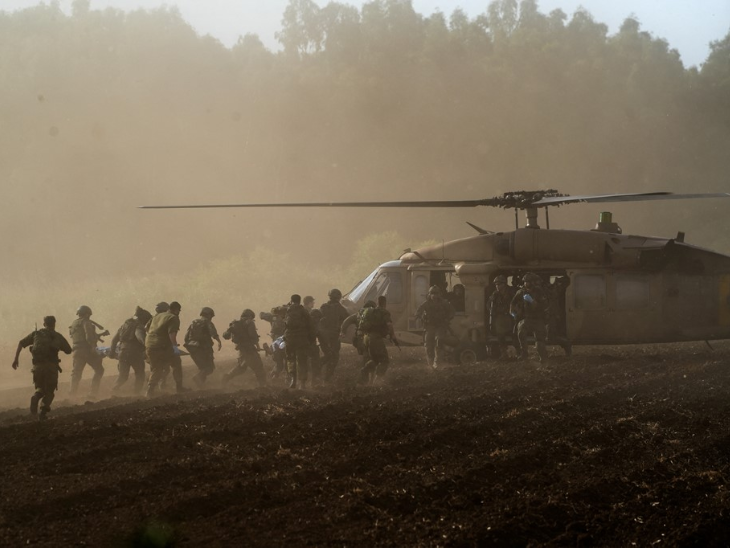 एक रेस्क्यू हेलिकॉप्टर ने घायल सैनिकों को हॉस्पिटल पहुंचाया।