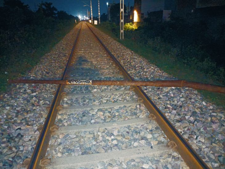 रेलवे ट्रैक पर यही खंभा रखा था। जिसे देखकर ट्रेन के लोको पायलट ने इमरजेंसी ब्रेक लगाए।