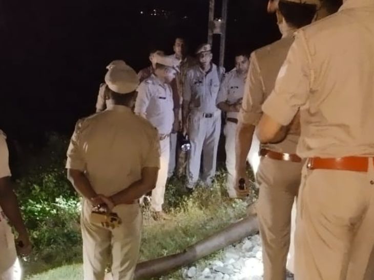 पुलिस ने घटनास्थल के अलावा आसपास के इलाकों की भी सर्चिंग की।