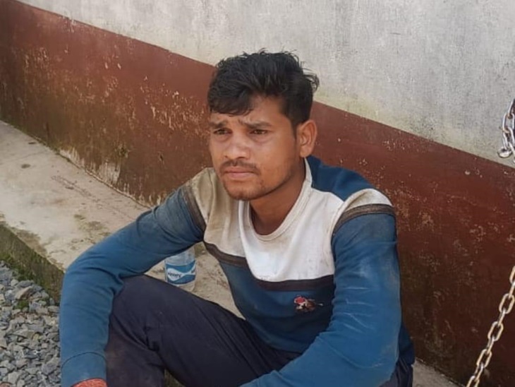 पुलिस गिरफ्त में गोली चलाने वाला जवान अजय सिदार।