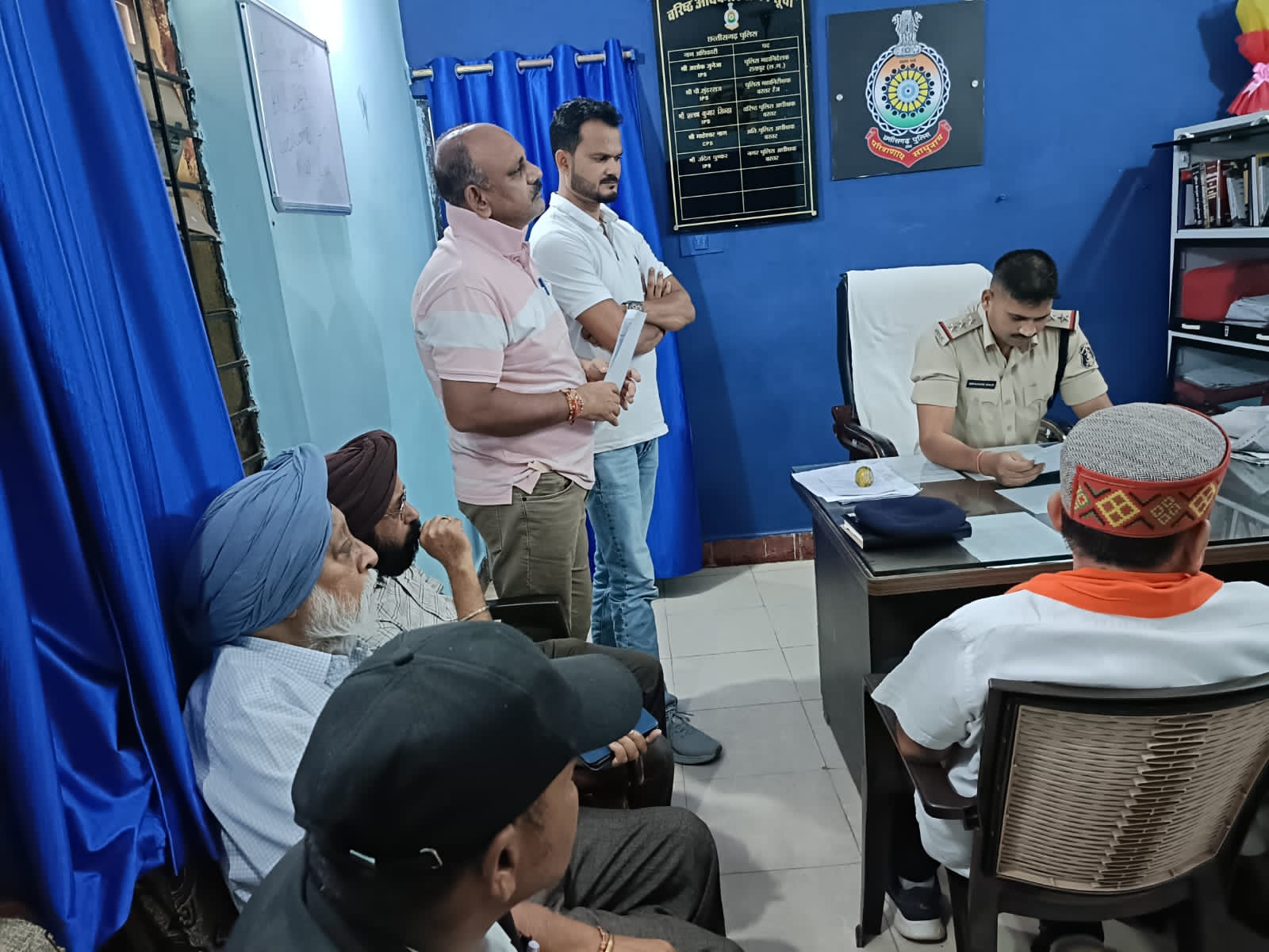 सिख समुदाय के लोग भी पहुंचे थाने।