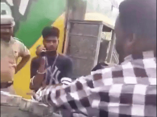 बॅगेत नोटांचे बंडल भरणारा तरुण.