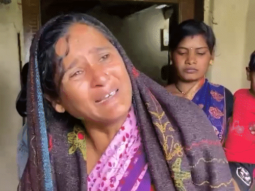 प्रशांत साहू की मां अंतिम संस्कार में आई थी। वह बताई की पुलिस ने उन्हें नंगा कर पीटा है।