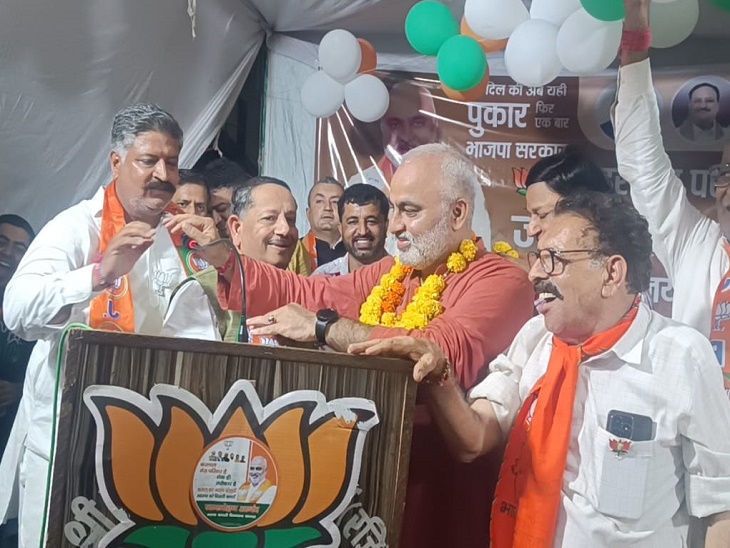 करनाल में मेयर के पति बृज गुप्ता भाजपा प्रत्याशी जगमोहन आनंद के साथ चुनाव प्रचार करते हुए।