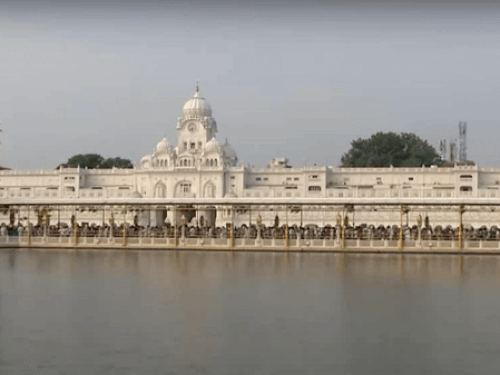 अमृतसरच्या सुवर्ण मंदिराचे सुंदर दृश्य.