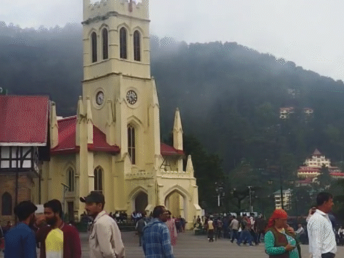 शिमलच्या कडवर आल्हाद वातावरणाचा आनंद लुटणारे