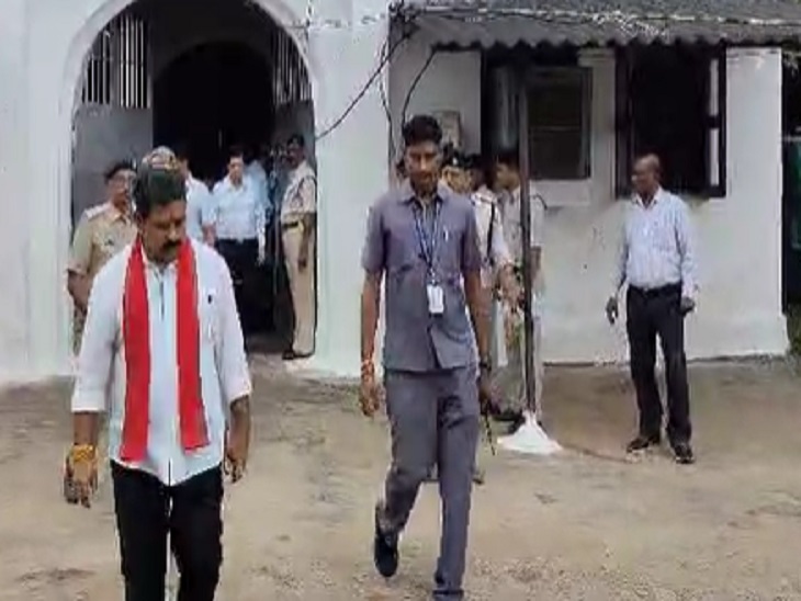 जेल का निरीक्षण करते हुए गृह मंत्री विजय शर्मा।