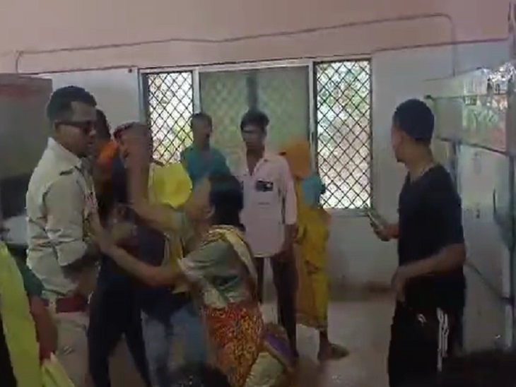सिपाही को थप्पड़ मारती बुजुर्ग महिला - Dainik Bhaskar