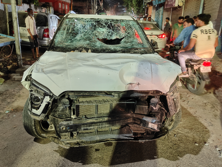 जमावाने विटा आणि काठ्यांनी गाडी चालवली.