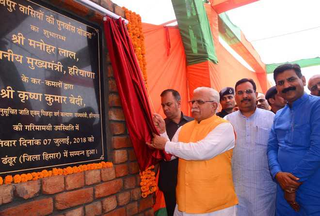 2018 में हरियाणा के तत्कालीन मुख्यमंत्री मनोहर लाल खट्टर हिसार के मिर्चपुर के दलित परिवारों के लिए पुनर्वास टाउनशिप की आधारशिला रखते हुए।