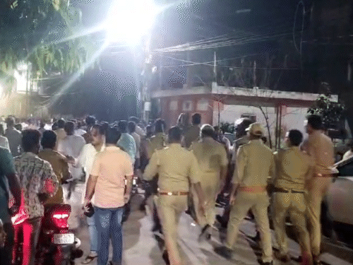 हुसेनाबाद रोडवर मध्यरात्री लोकांची आणि पोलिसांची गर्दी होती.