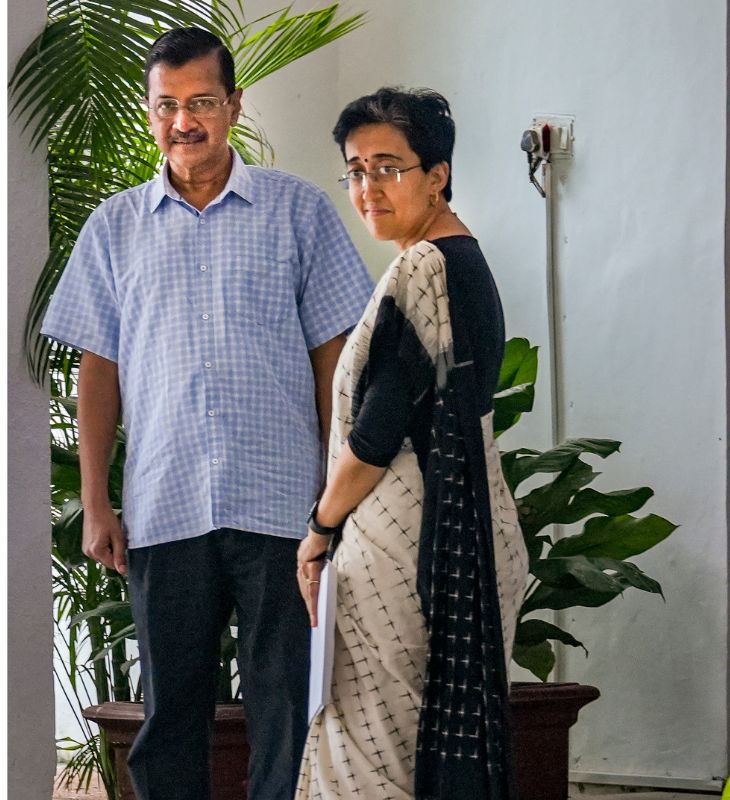 फोटो 17 सितंबर की है। अरविंद केजरीवाल मंत्री आतिशी के साथ उपराज्यपाल वीके सक्सेना के घर इस्तीफा देने पहुंचे थे। इसी दौरान आतिशी के नेतृत्व में नई सरकार बनाने का दावा पेश किया गया।