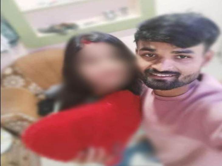 लड़की की मांग में सिंदूर भरी एक तस्वीर भी परिजनों को मिली है।