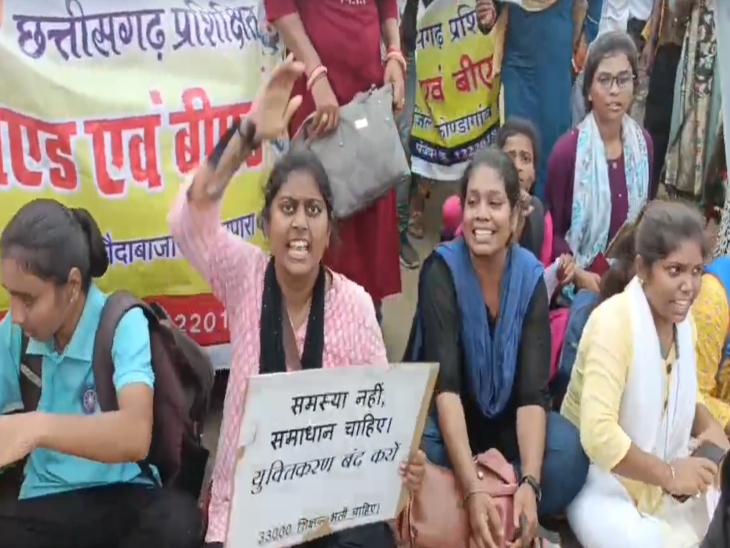प्रदर्शनकारियों को बीच रास्ते में ही पुलिस ने धरनास्थल से कुछ दूरी पर उन्हें रोक लिया।