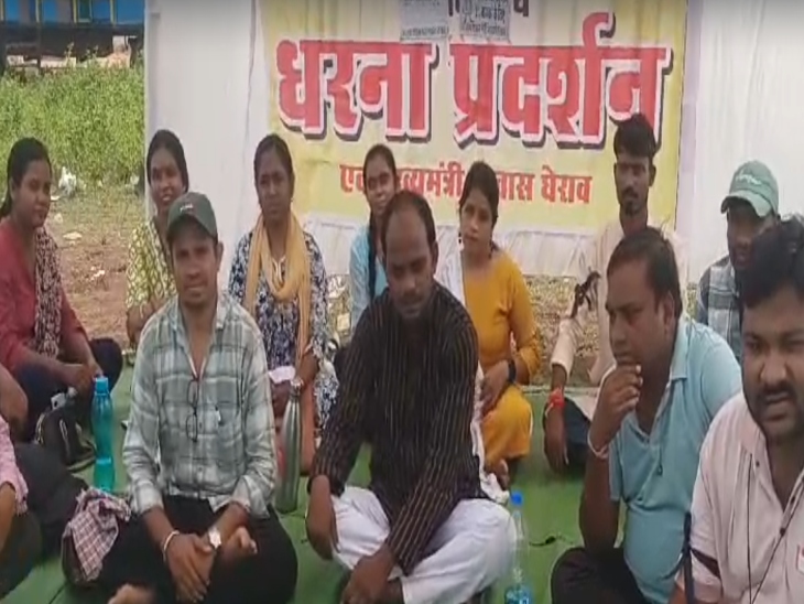 संघ ने मांग की है कि सरकार बिना देरी किए 33000 शिक्षकों के पदों पर भर्ती शुरू करें।