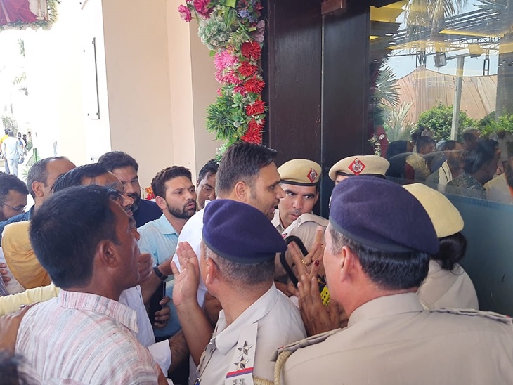 জুন মাসে সিএম সাইনির কর্মসূচির সময় প্রবেশের জন্য পুলিশের সাথে লড়াই করছেন কর্মীরা।