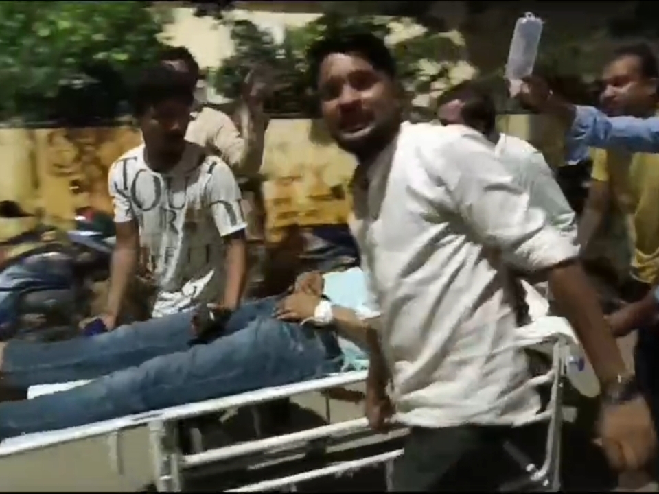 परिवार के लोग गंभीर हालत में जिला अस्पताल लेकर गए।