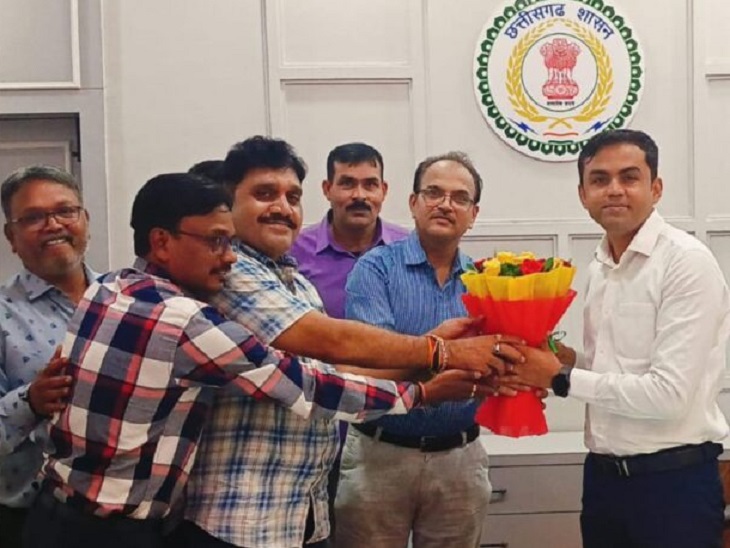 नए आयुक्त का स्वागत करते निगम के अधिकारी