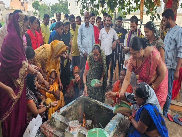 तालाब की सफाई को लेकर सदबुद्धी यज्ञ करती महिलाएं - Dainik Bhaskar